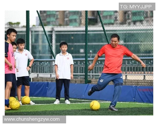 国内足球明星儿子成长记：从小球场到大舞台的奋斗与梦想